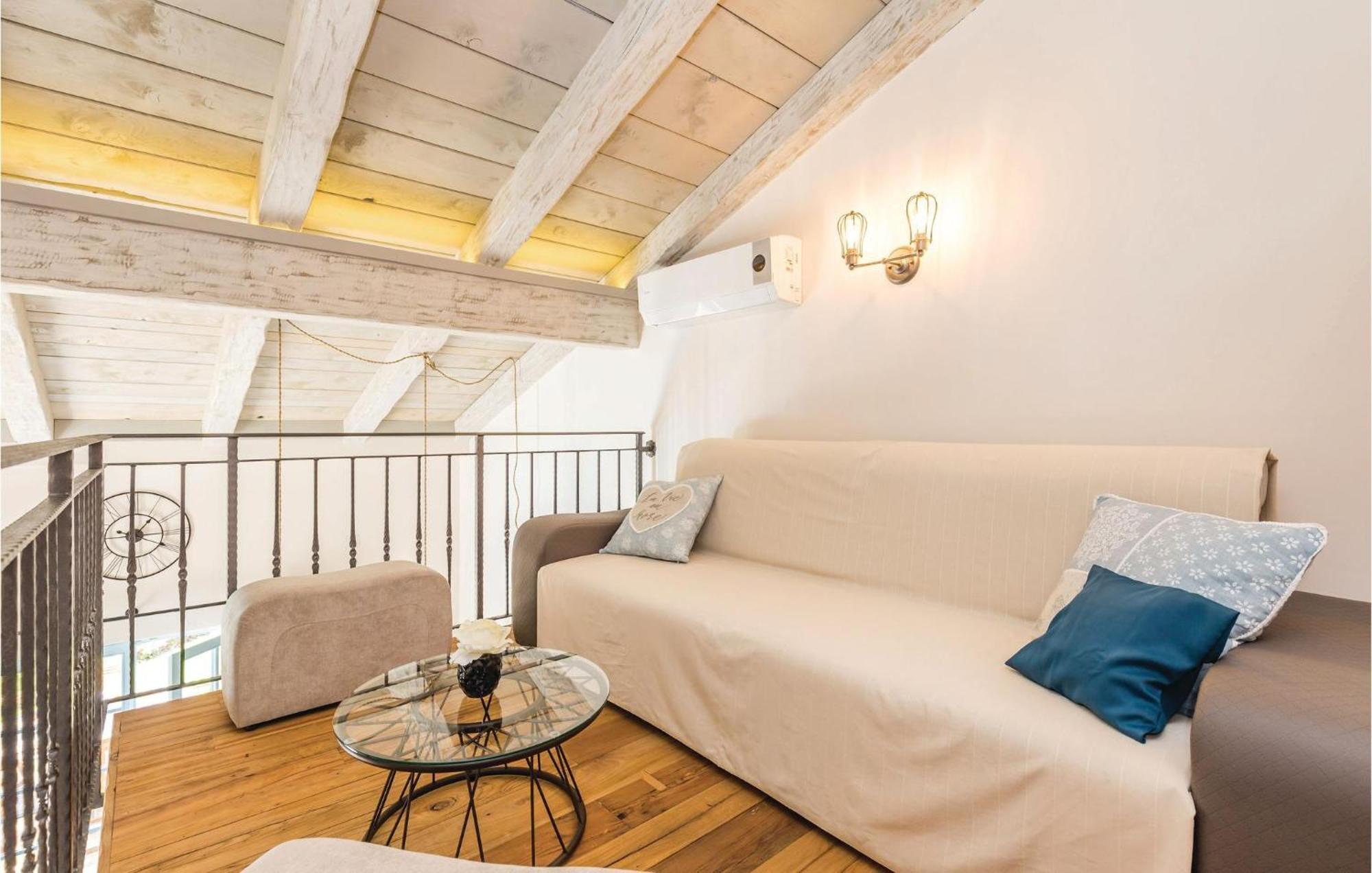 Stunning Home In Jurdani With Wifi Mucici Eksteriør billede