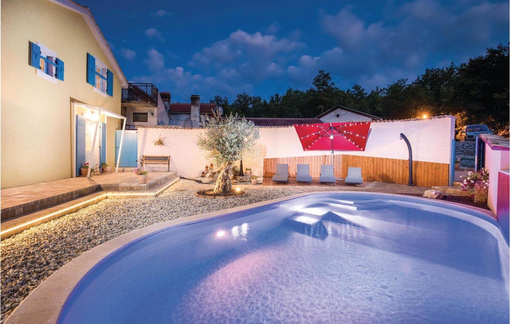 Stunning Home In Jurdani With Wifi Mucici Eksteriør billede