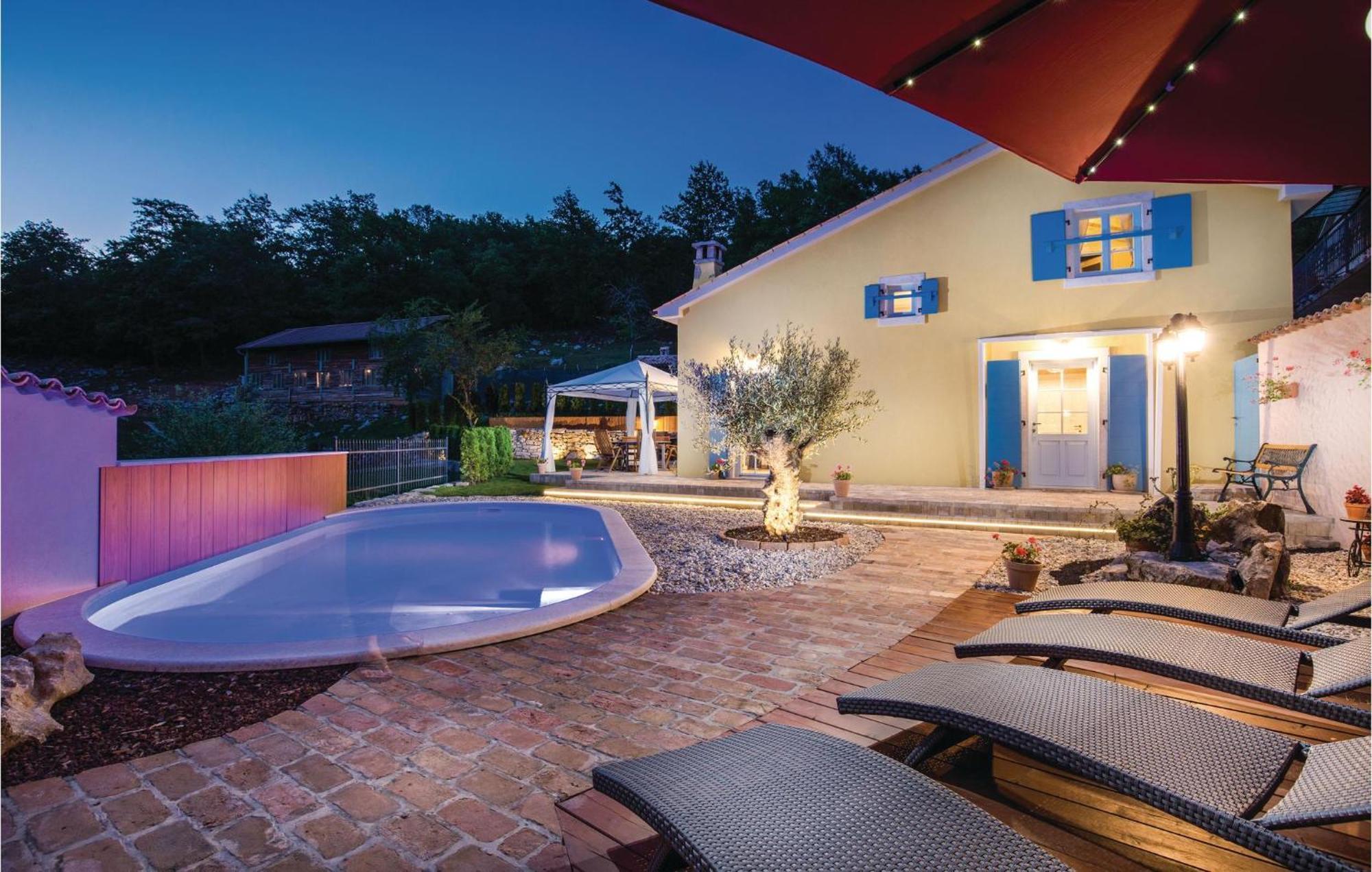 Stunning Home In Jurdani With Wifi Mucici Eksteriør billede