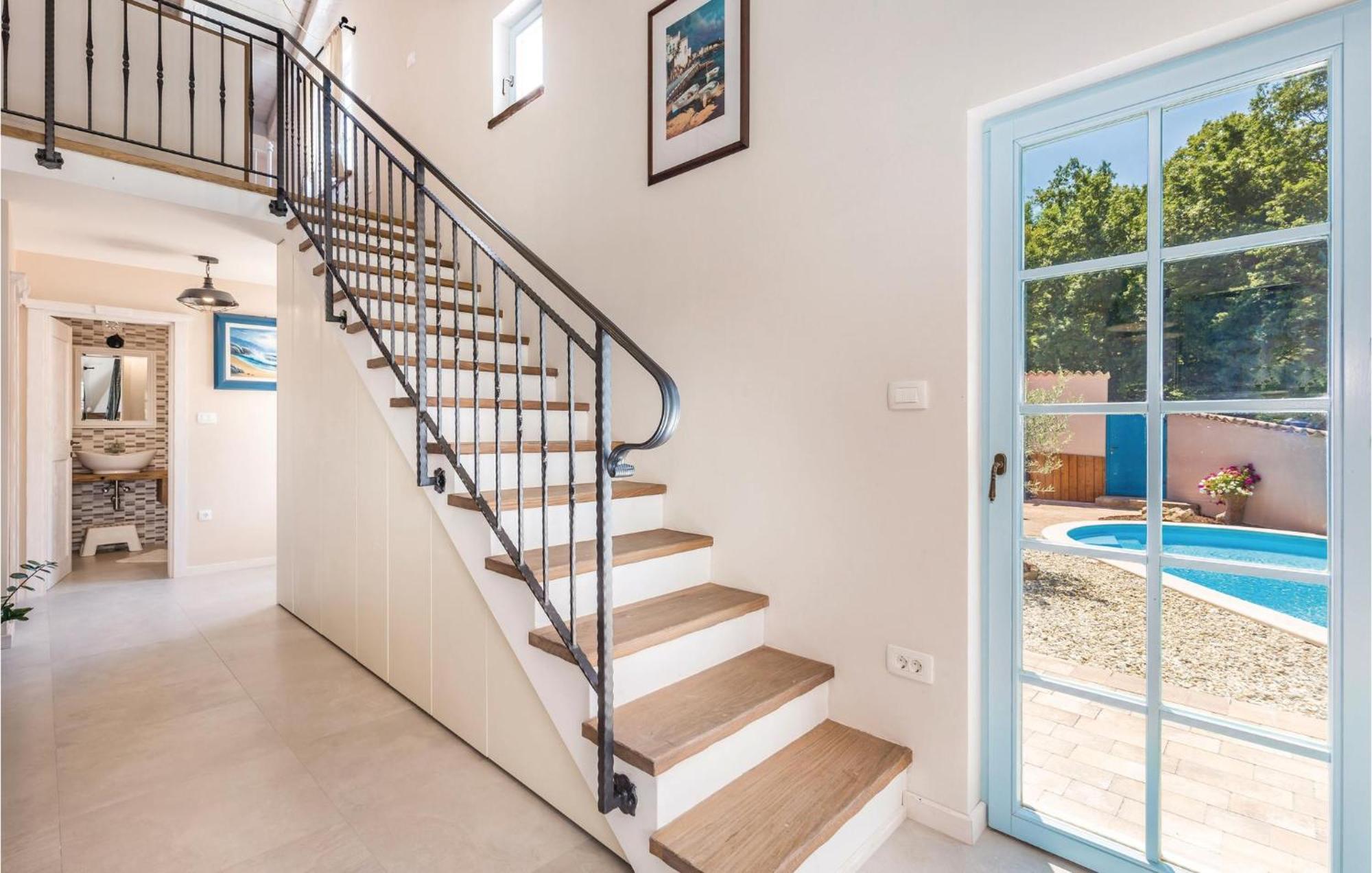 Stunning Home In Jurdani With Wifi Mucici Eksteriør billede