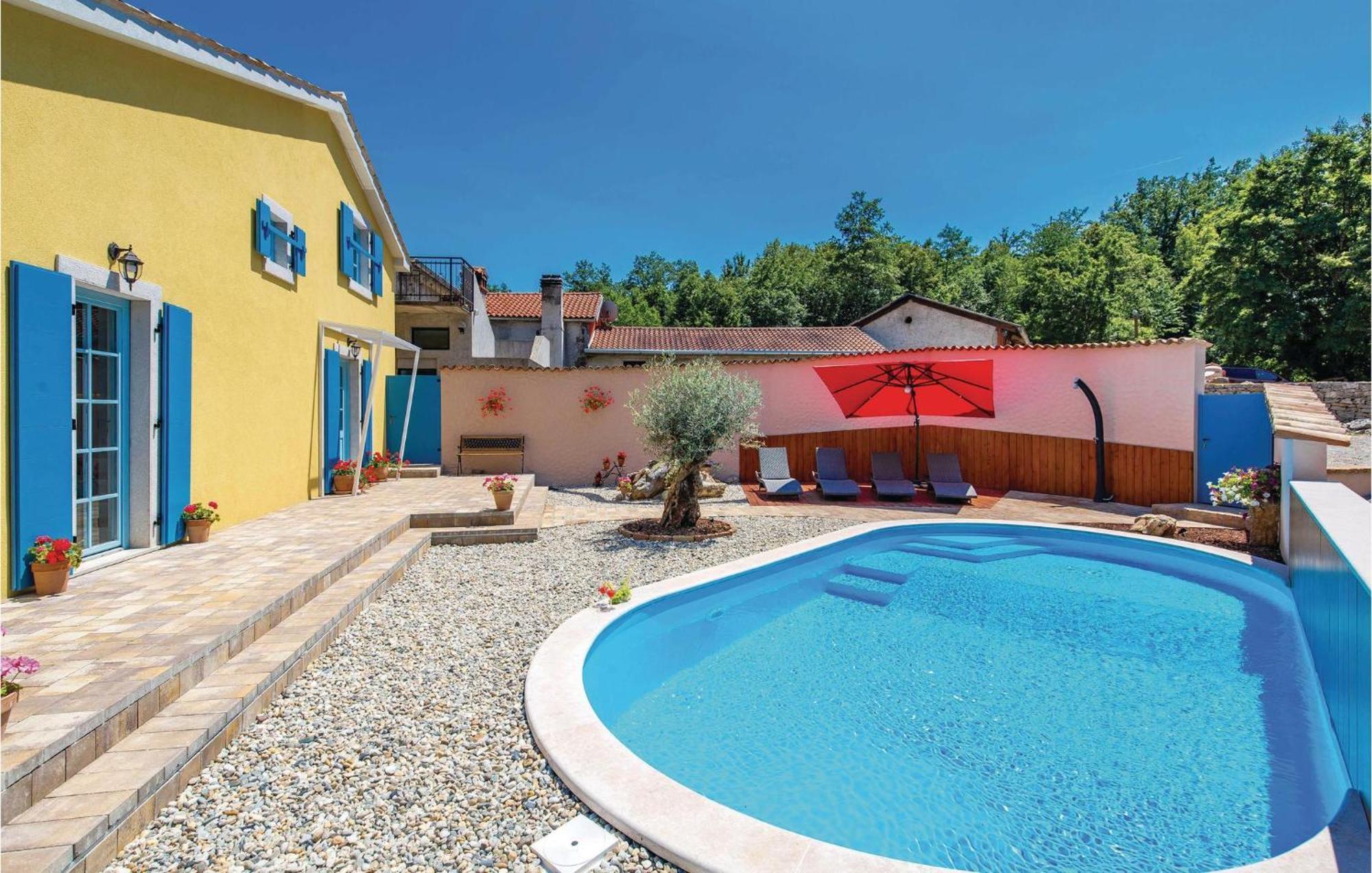 Stunning Home In Jurdani With Wifi Mucici Eksteriør billede