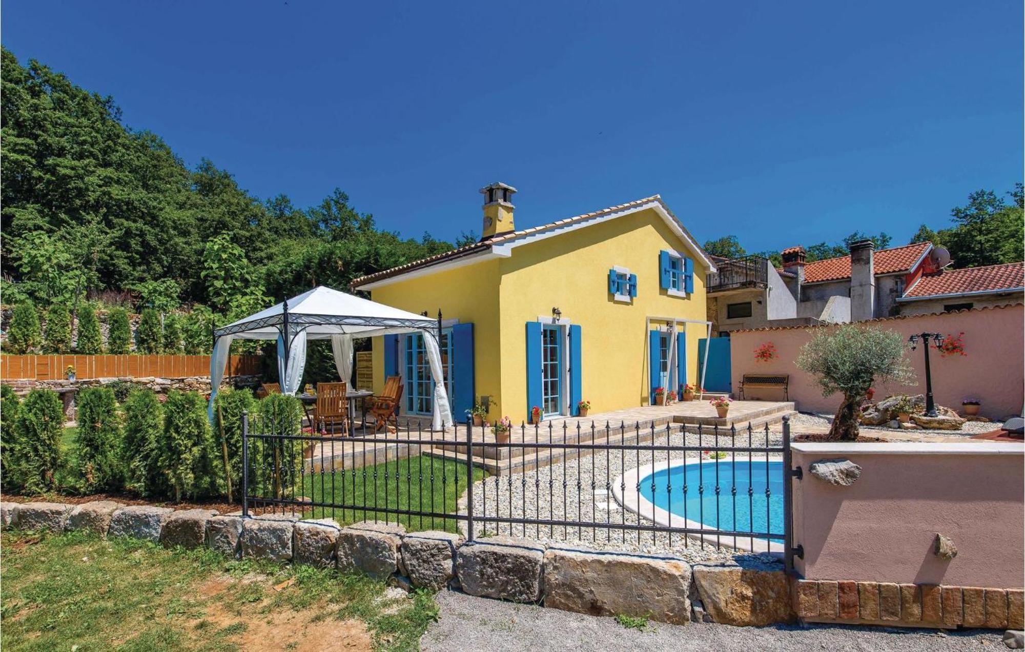 Stunning Home In Jurdani With Wifi Mucici Eksteriør billede