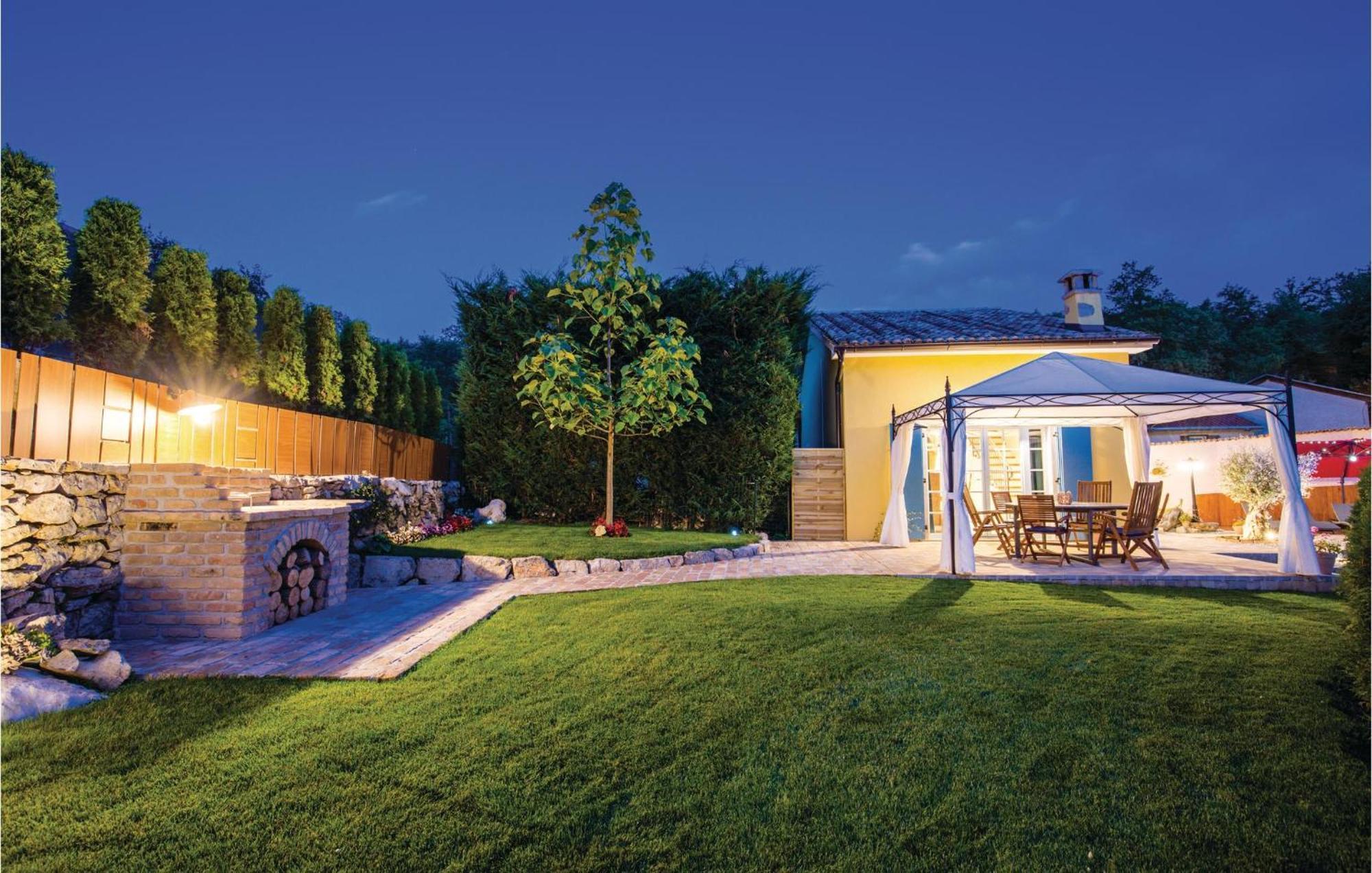 Stunning Home In Jurdani With Wifi Mucici Eksteriør billede